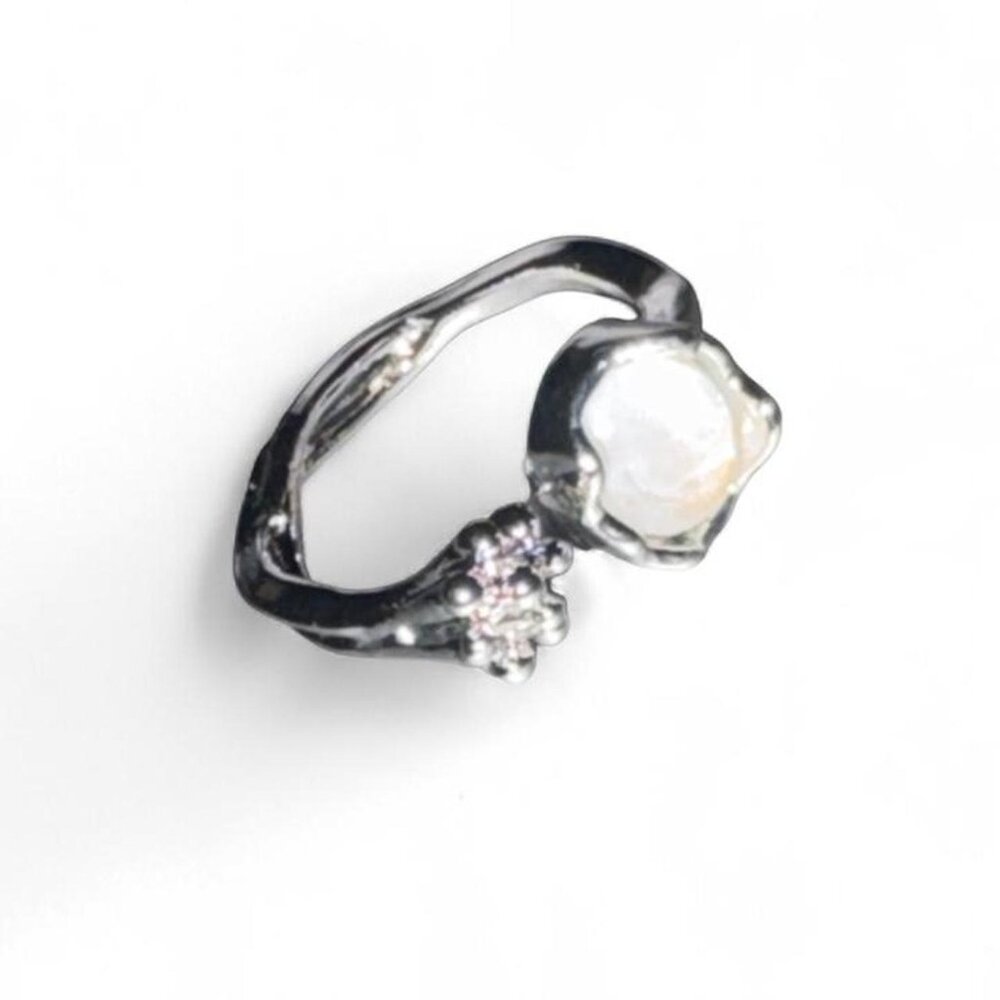 Adjustable silver ring with heart and flower design